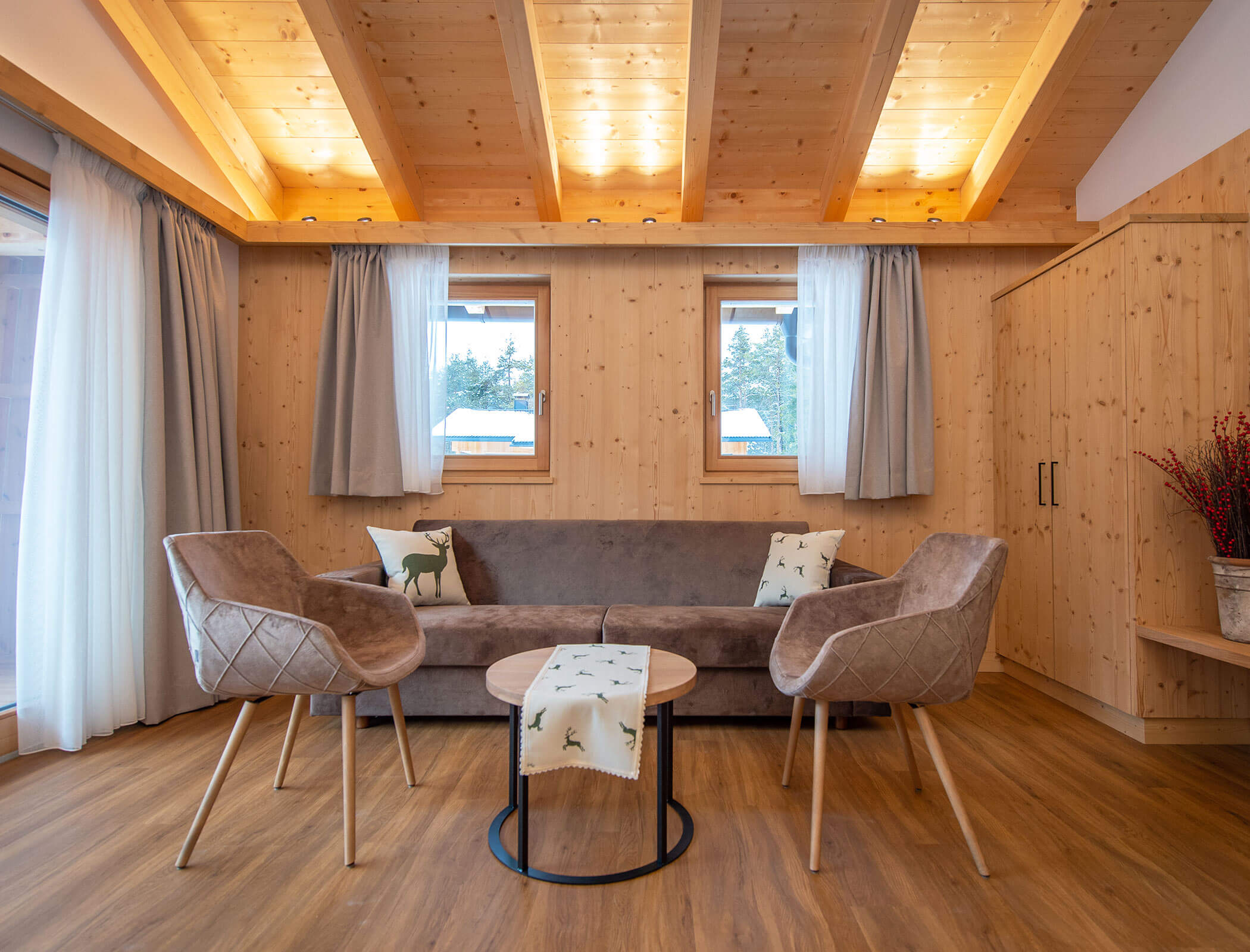 Apartment - Stühle mit Tisch und Sofa